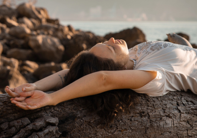 mulher relaxando na natureza